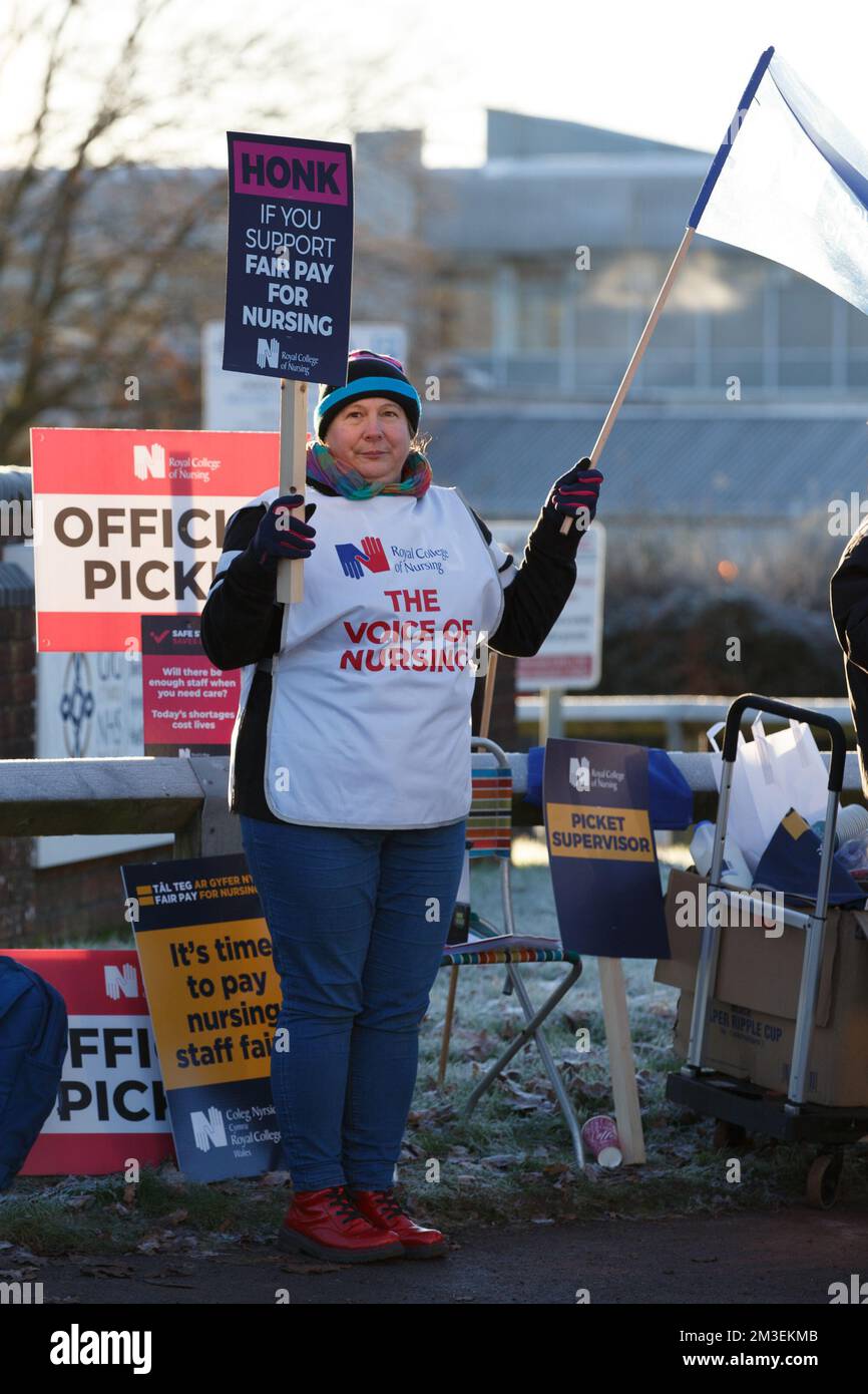 Carmarthen, Großbritannien. 15.. Dezember 2022. Krankenschwestern am Glangwili General Hospital, Carmarthen, als Krankenschwestern in Wales, Nordirland und England treten in einem Streit um die Bezahlung in Arbeitskampf. Kredit: Gruffydd Thomas/Alamy Live News Stockfoto