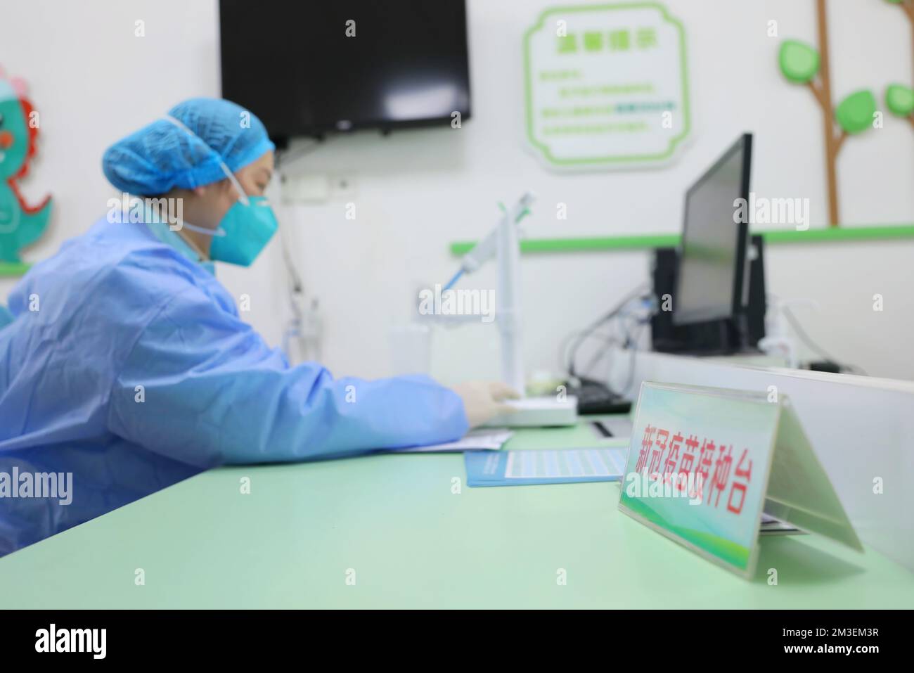 QINGDAO, CHINA - 15. DEZEMBER 2022 - Ein Mitarbeiter Injizierte inhalativen COVID-19-Impfstoff in einen zerstäubten Becher in einem gemeinnützigen Gesundheitszentrum in Qingdao, EA Stockfoto