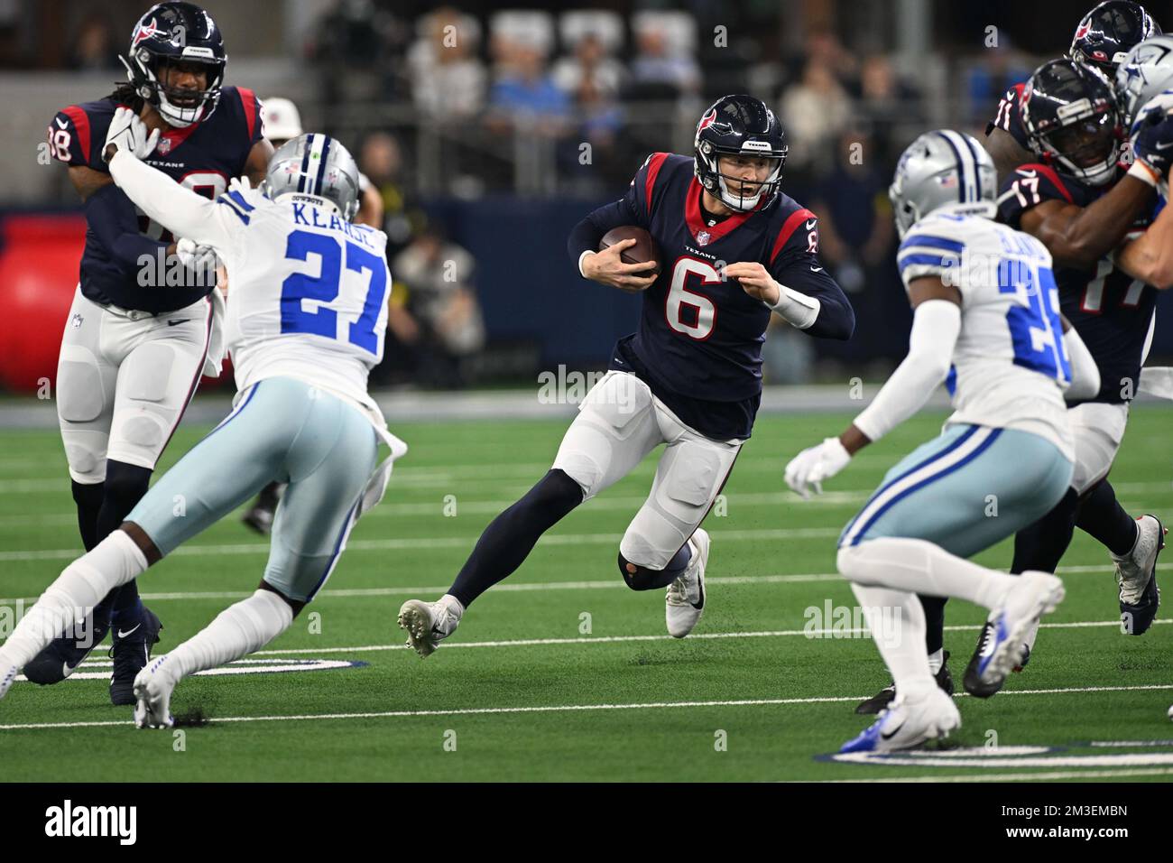 Houston Texans Quarterback Jeff Driskel (6) teilt die Verteidigung während des NFL Football Game zwischen den Houston Texans und den Dallas Cowboys on Dece auf Stockfoto