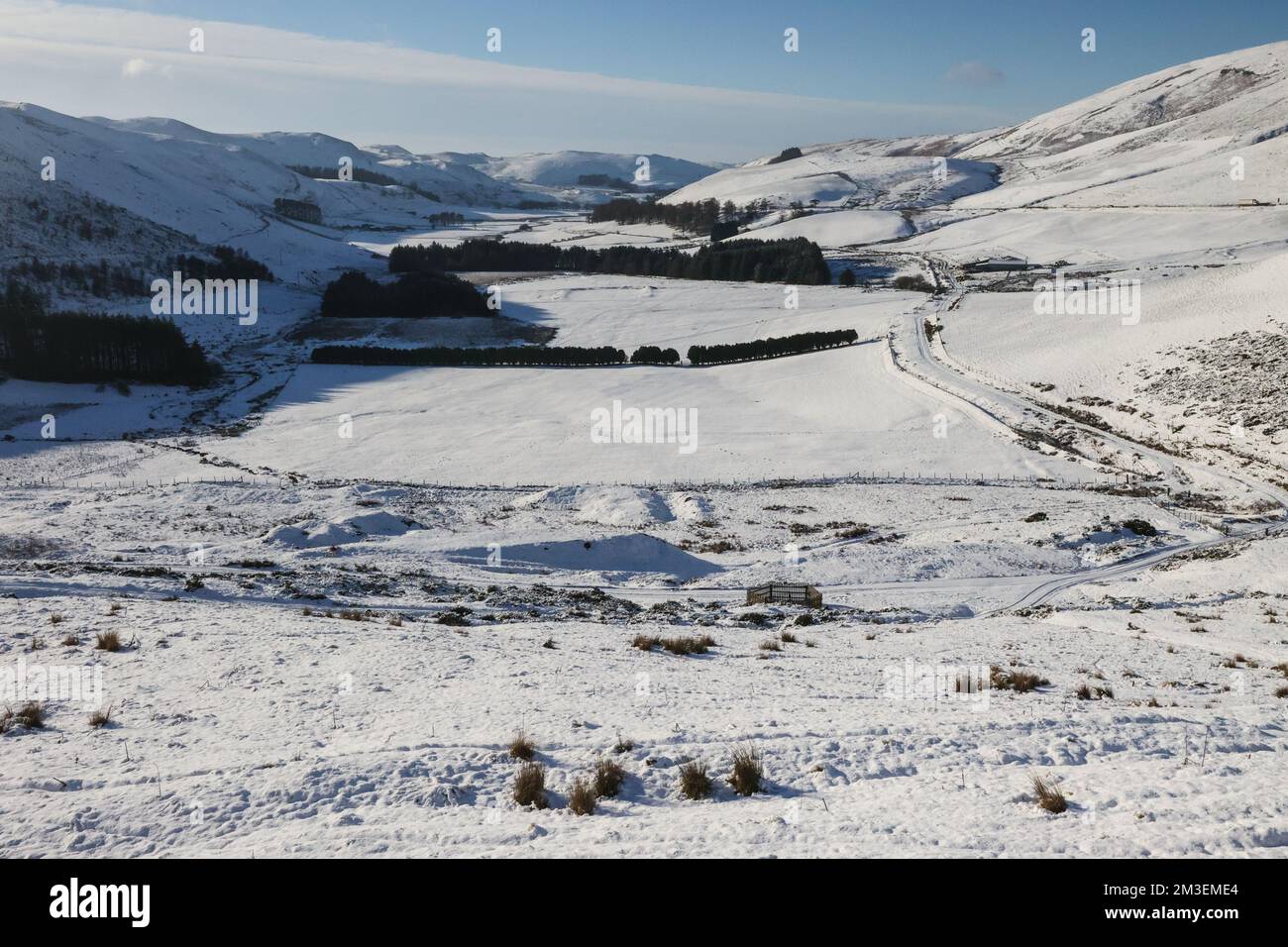 Britisches Wetter: Schnee, Eis und kalte Temperaturen auf der A44 Hauptstraße in Powys, Mid Wales. Die A44 Hauptstraße durch Mid Wales wurde gesalzen, zerbrochen, von Powys County Council. Fotos wurden auf einem hohen Abschnitt der ländlichen Bergstraße in der Nähe von Llangurig gemacht. Der Powys County Council hat 5.500 Kilometer Autobahn, und Salze, Grütze, die Hauptstraßen zuerst. Bus,Service,LKWs,weißer Van, Lieferung,Fahrzeuge,in der Lage,fahren,durch,den,Winter,Dezember,Bedingungen. Leg dich hin, Layby, mit SOS, Notfall, Telefon, Service, für, Panne, Pannen. Stockfoto