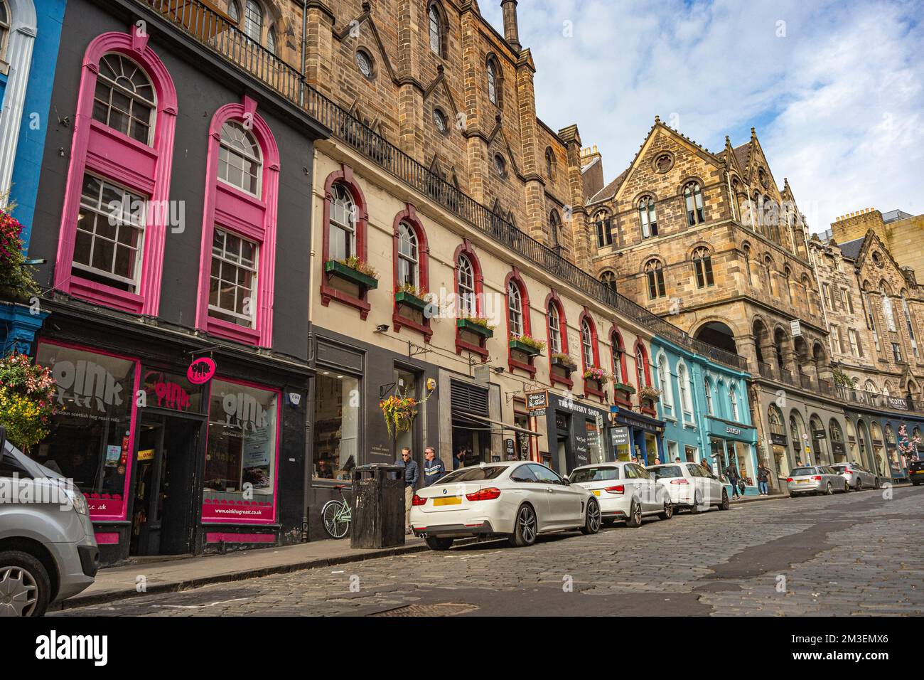 Edinburghs berühmte West Bow & Victoria Street mit farbenfrohen Geschäften und architektonischen Details: Edinburgh, Schottland. Stockfoto