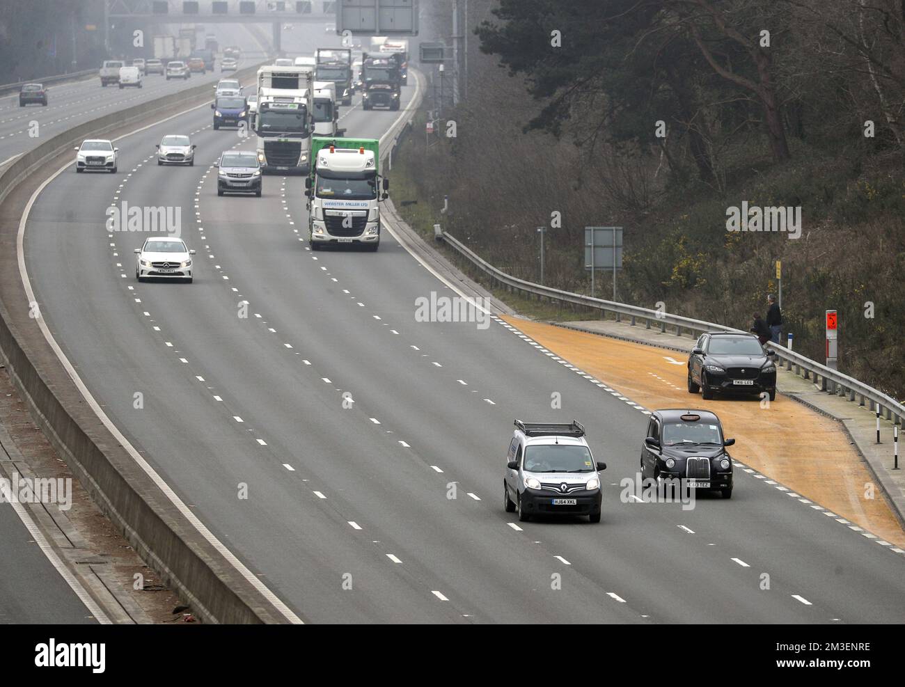 Datei Foto vom 02/03/21 eines Notliegegebiets auf der intelligenten Autobahn M3 nahe Camberley in Surrey. Intelligente Autobahnsicherheitsziele für die Erkennung von gestrandeten Fahrzeugen werden verfehlt, hat eine Regulierungsbehörde festgestellt. Das Amt für Eisenbahn und Straße (ORR) erklärte, dass die Leistung der Technologie zur Erkennung gestoppter Fahrzeuge (STOP Vehicle Detection, SVD) auf intelligenten Autobahnen mit Vollspurbetrieb (ALR), die keine Schulterstütze haben, unter den Mindestanforderungen der nationalen Autobahnen liegt. Ausgabedatum: Donnerstag, 15. Dezember 2022. Stockfoto