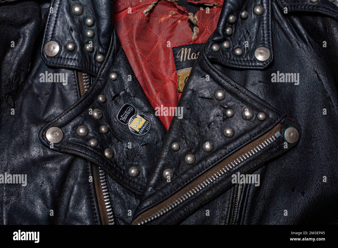 Biker-Jacke aus schwarzem Vintage-Leder, isoliert auf weißem Hintergrund Stockfoto