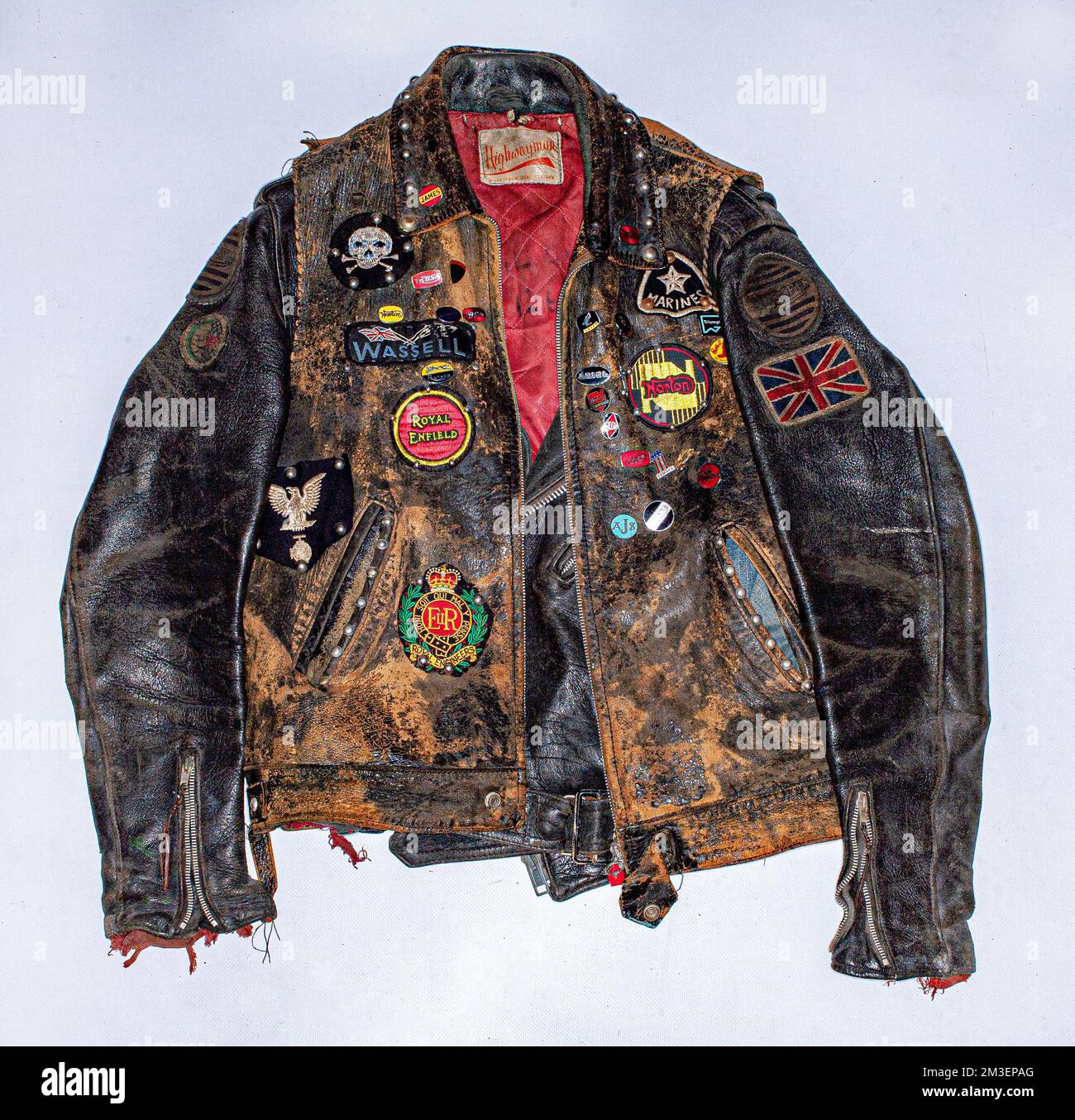 Biker-Jacke aus schwarzem Vintage-Leder, isoliert auf weißem Hintergrund Stockfoto