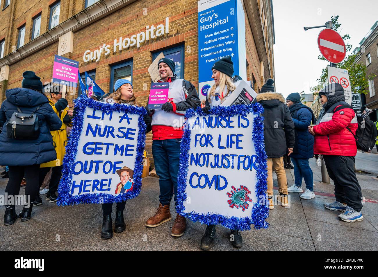 London, Großbritannien. 15.. Dezember 2022. Eine Streiklinie von Krankenschwestern vor Jungs Krankenhaus als Teil des RCN organisierte Streik über Krankenpflegegeld. Kredit: Guy Bell/Alamy Live News Stockfoto