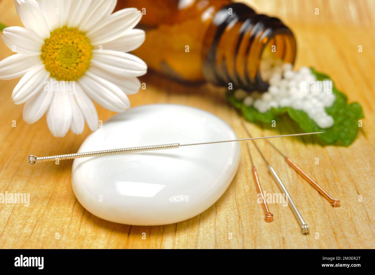 Alternative Medizin mit Kräuterpillen und Akupunktur Stockfoto