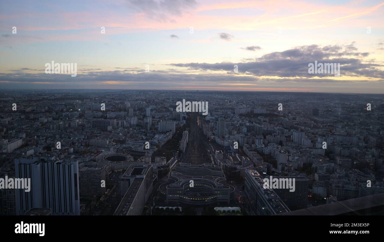 Traumhafte Pariser Skyline bei Sonnenuntergang Stockfoto