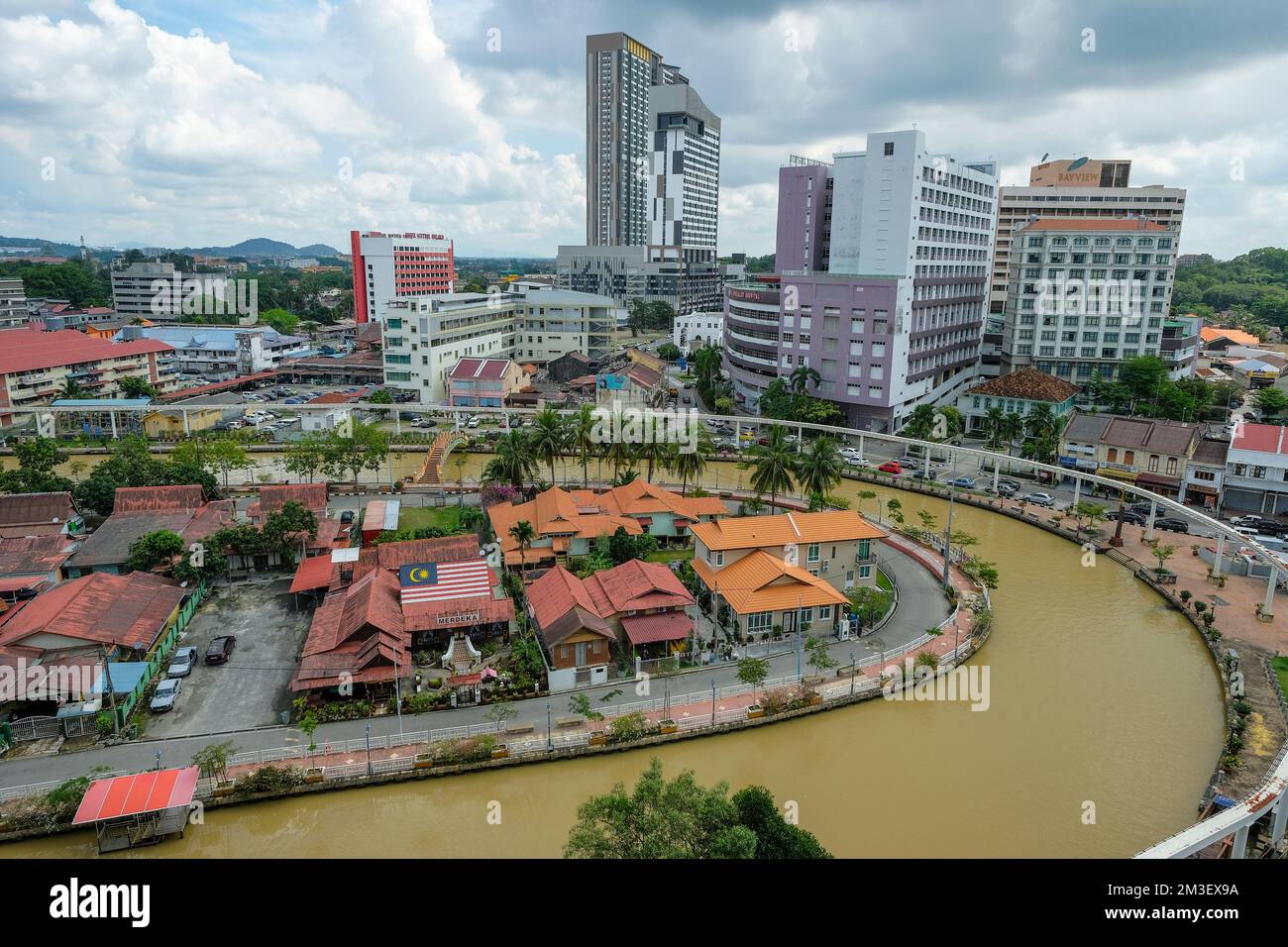Malakka, Malaysia - 2022. November: Blick auf den Malakka, der am 29. November 2022 in Malaysia durch Kampung Morten in Malakka fließt. Stockfoto
