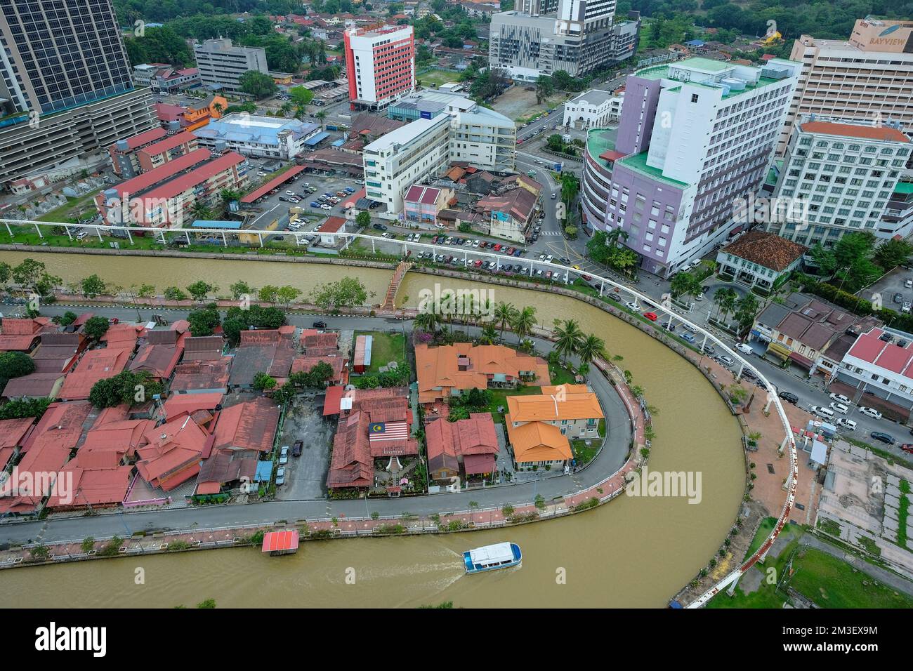 Malakka, Malaysia - 2022. November: Blick auf den Malakka, der am 29. November 2022 in Malaysia durch Kampung Morten in Malakka fließt. Stockfoto