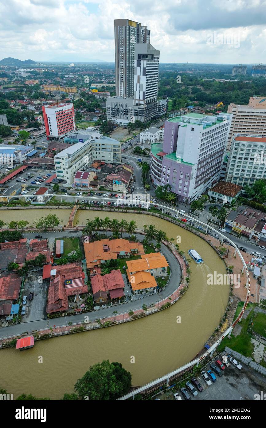 Malakka, Malaysia - 2022. November: Blick auf den Malakka, der am 29. November 2022 in Malaysia durch Kampung Morten in Malakka fließt. Stockfoto