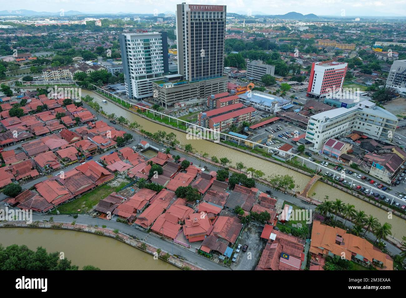 Malakka, Malaysia - 2022. November: Blick auf den Malakka, der am 29. November 2022 in Malaysia durch Kampung Morten in Malakka fließt. Stockfoto