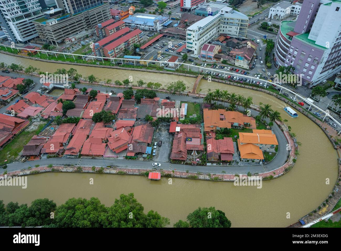 Malakka, Malaysia - 2022. November: Blick auf den Malakka, der am 29. November 2022 in Malaysia durch Kampung Morten in Malakka fließt. Stockfoto