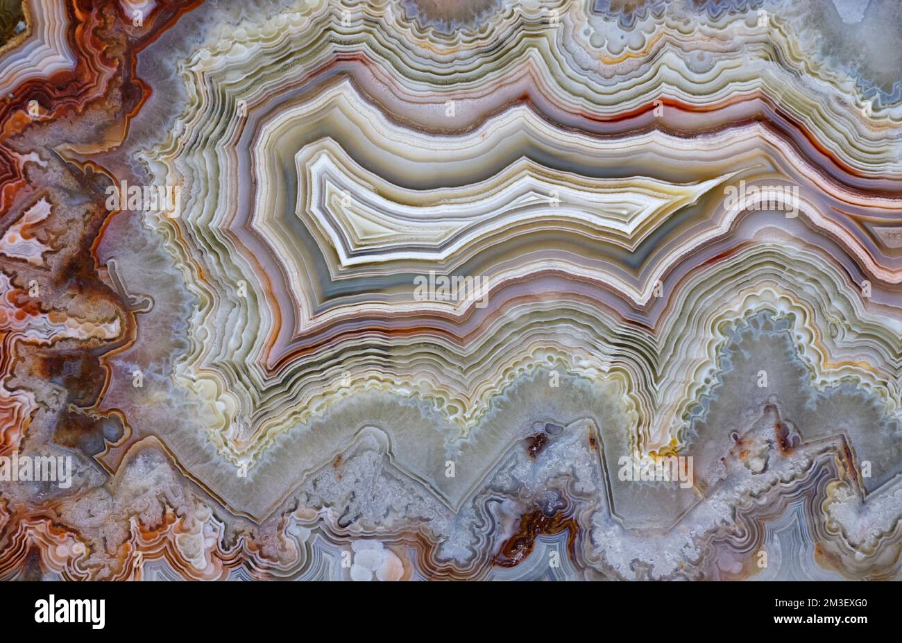 Hintergründe und Texturen: Oberfläche aus wunderschönem dekorativem Stein, abstraktes mehrfarbiges Mineralmuster mit Rissen, Flecken und Flecken, natürlicher Hintergrund Stockfoto