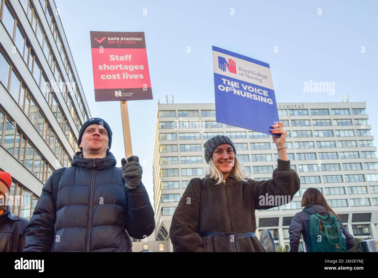 London, Großbritannien. 15.. Dezember 2022 Krankenschwestern veranstalten einen Protest an der Streikpostenlinie vor dem St. Thomas' Hospital, während der größte britische Krankenpflegestreik in der Geschichte beginnt. Tausende von Krankenschwestern streiken im ganzen Land wegen des Gehalts. Kredit: Vuk Valcic/Alamy Live News Stockfoto