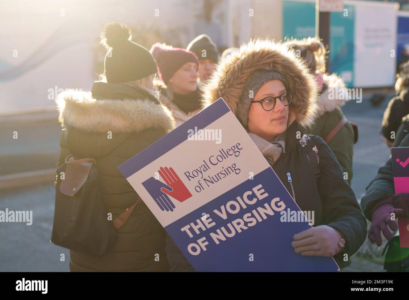 Mitglieder des Royal College of Nursing (RCN) auf der Streikpostenlinie vor Leeds General Infirmary als Krankenschwestern in England, Wales und Nordirland gehen Arbeitskampf über Bezahlung. Foto: Donnerstag, 15. Dezember 2022. Stockfoto