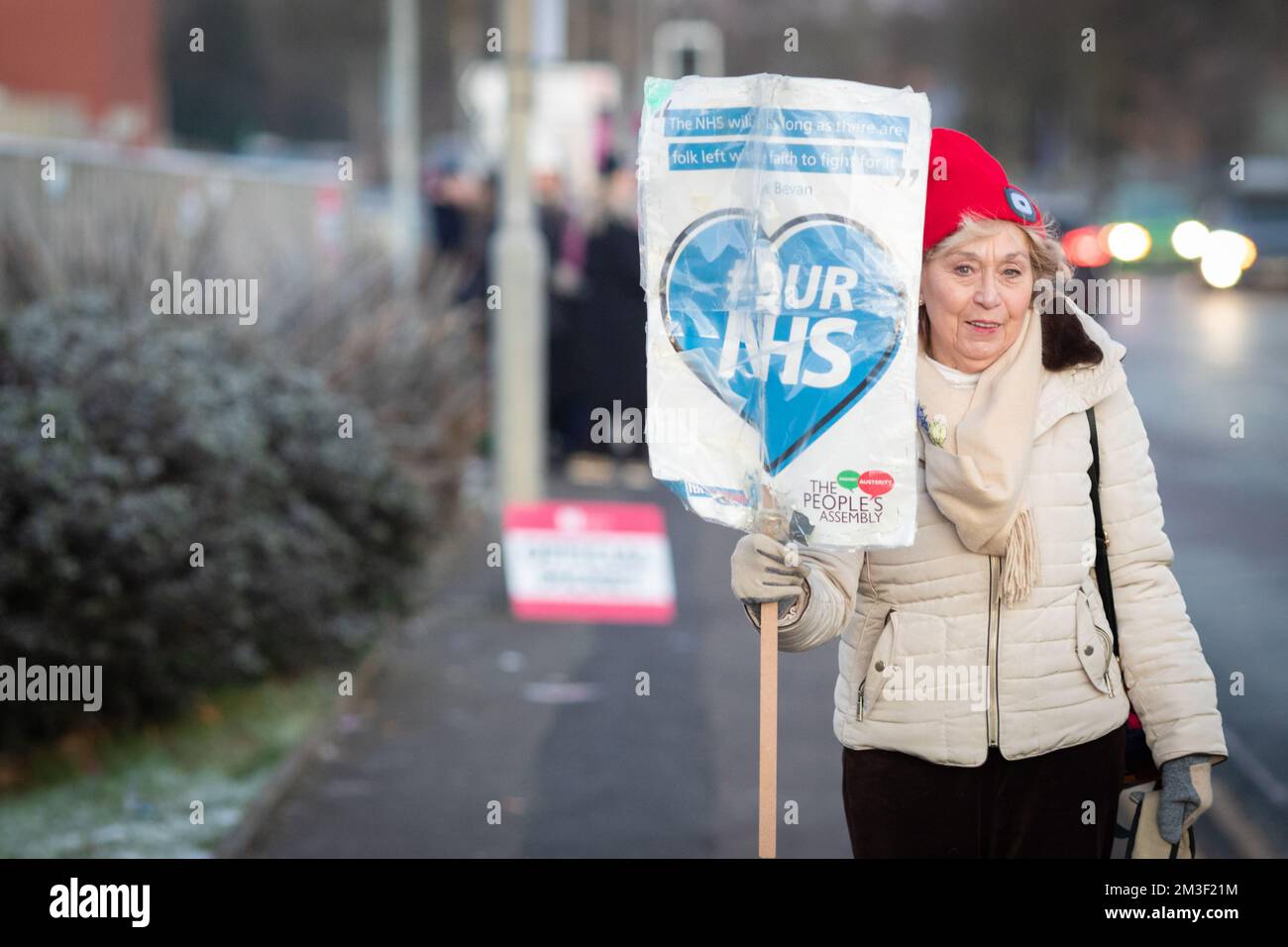 Liverpool, Großbritannien. 15.. Dezember 2022. Eine Krankenschwester mit einem Plakat geht zur Streikpostenlinie vor dem Aintree Hospital für einen der größten NHS-Streiks in der Geschichte. Mitglieder des Royal College of Nursing protestieren gegen jahrelange Reallohnkürzungen und wollen eine Gehaltserhöhung von 5 Prozent über der Inflation sehen. Kredit: Andy Barton/Alamy Live News Stockfoto