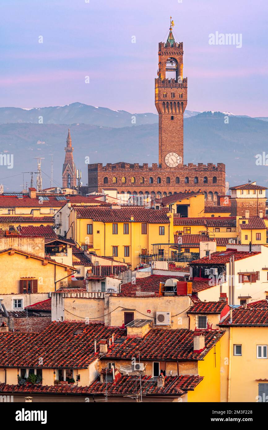 Florenz, Italien, Richtung Rathaus bei Dämmerung. Stockfoto