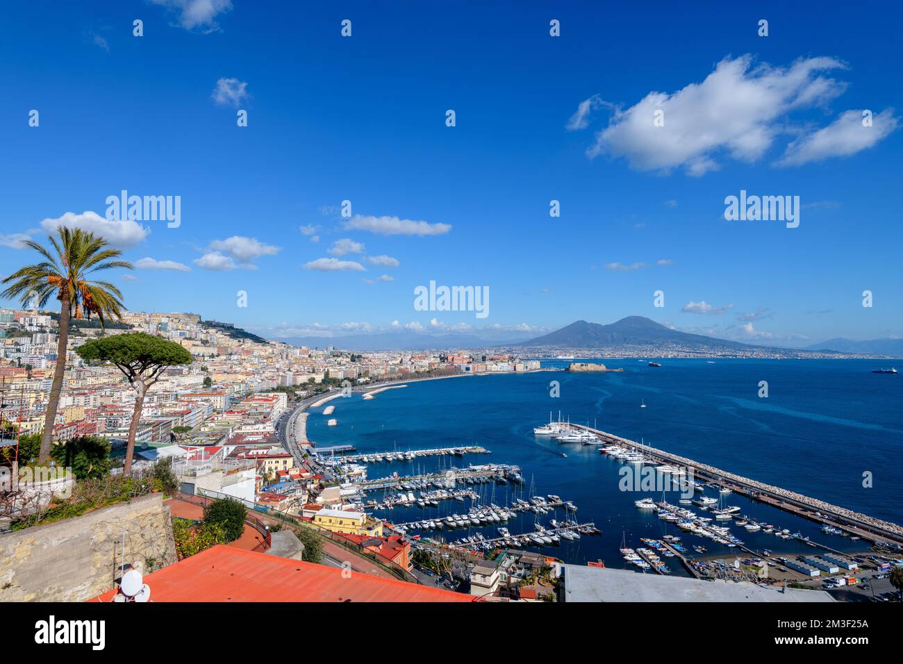 Neapel, Italien, Skyline an der Bucht mit Mt. Vesuv am Tag. Stockfoto