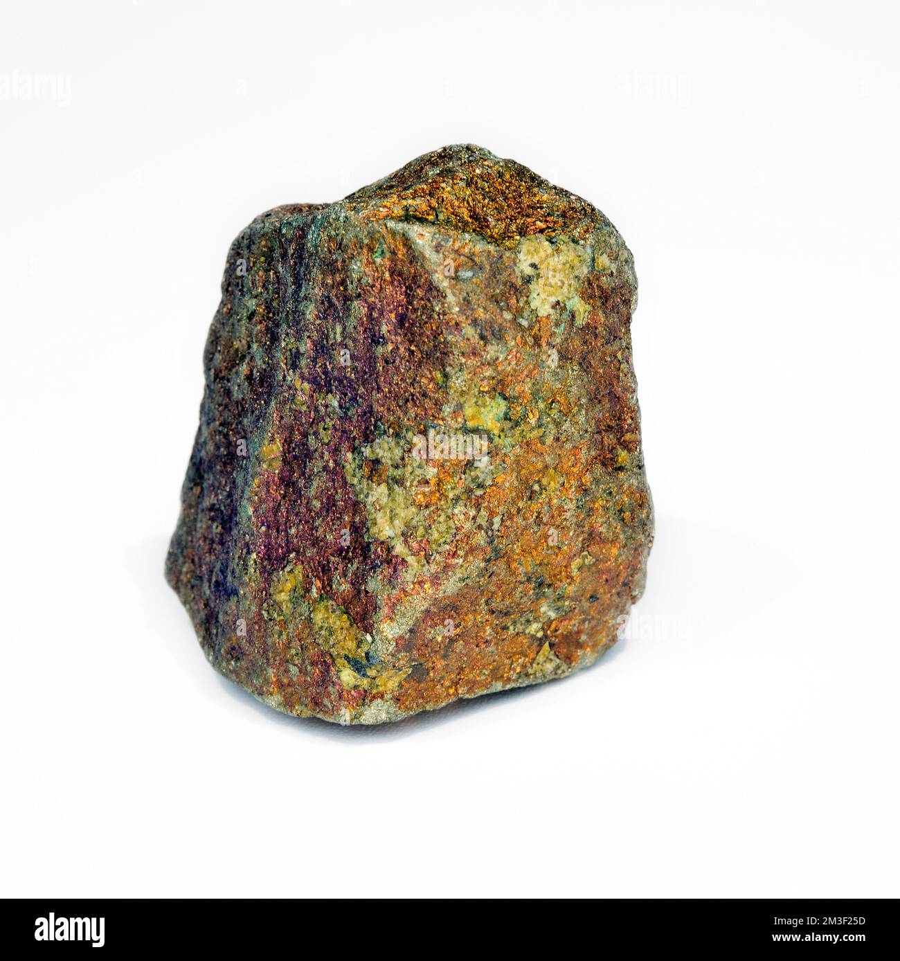 Makro-Nahaufnahme eines natürlichen „Peacock Stone“-Bornits, einem Schmuckstein aus Kristall, der in der Kristallheilungstherapie verwendet wird Stockfoto