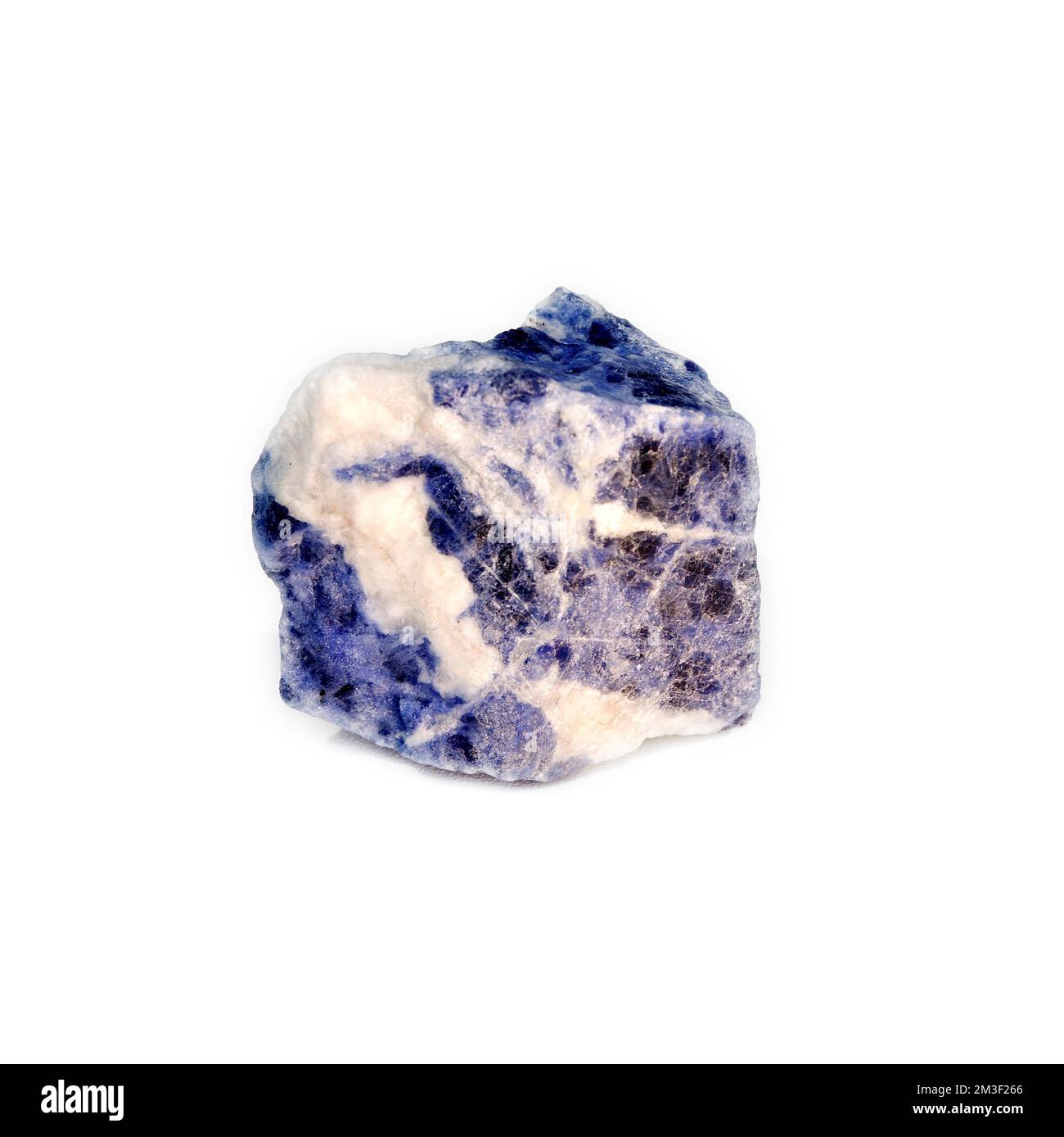 Makro-Nahaufnahme eines natürlichen „Sodalite“-Edelsteins, der in der Kristallheiltherapie verwendet wird Stockfoto
