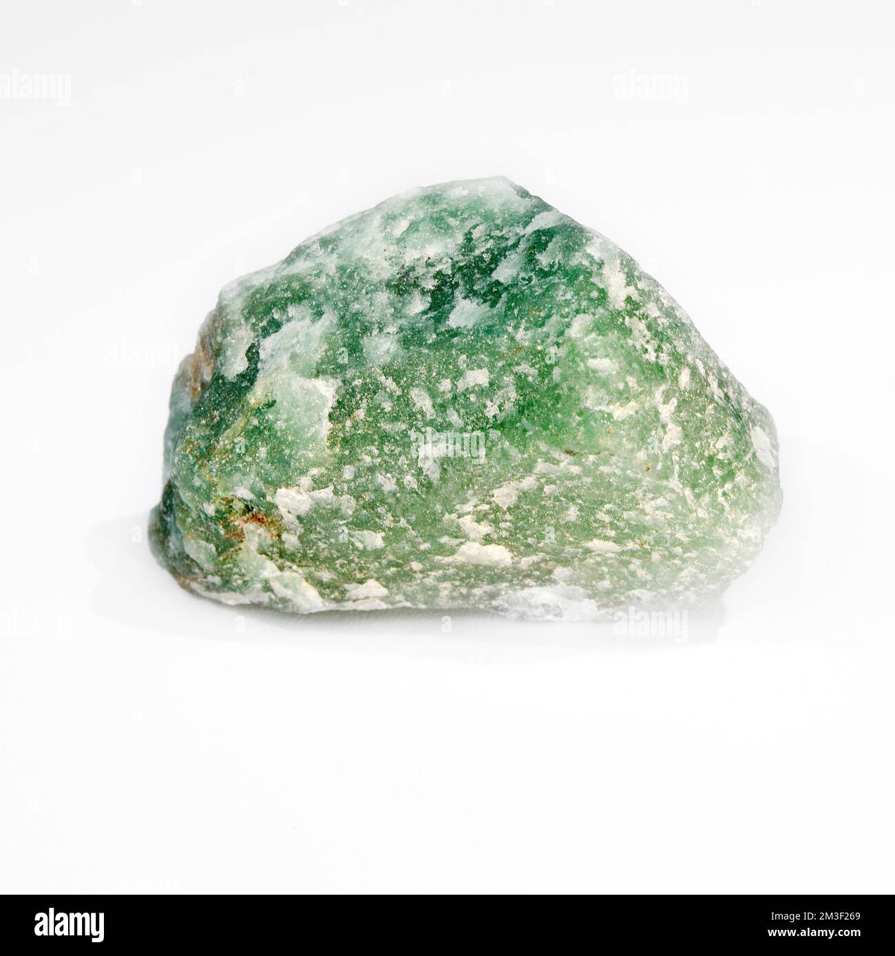 Makro-Nahaufnahmen eines natürlichen " Green Aventurin ", eines Halbedelsteins aus Kristall, der in der Kristallheiltherapie verwendet wird Stockfoto