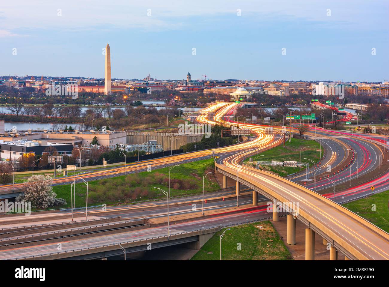 Washington DC, die Stadt und die Highways in der Abenddämmerung. Stockfoto