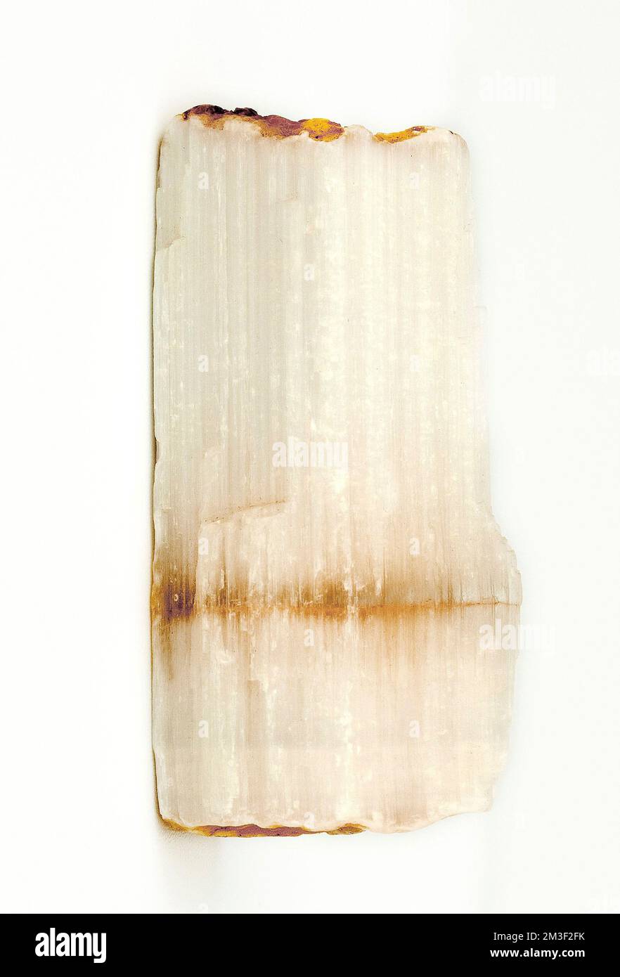 Makro-Nahbild-Farbfoto von "Selenit", einem Halbedelsteinstein, der in der Kristallheilungstherapie verwendet wird. Mineralischer Gips Stockfoto
