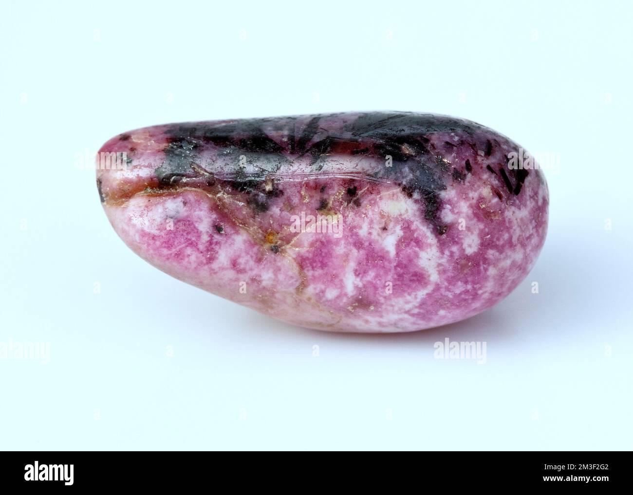 Makro-Nahbild-Farbfoto von "Sugilite", einem Halbedelsteinstein, der in der Kristallheilungstherapie verwendet wird. Mineralbezeichnung Kalium-Natrium-Lithium Stockfoto