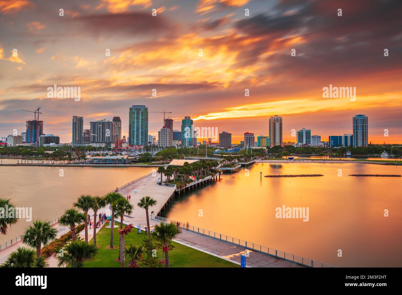 St. Pete, Florida, USA, Skyline der Innenstadt in der Bucht bei Dämmerung. Stockfoto