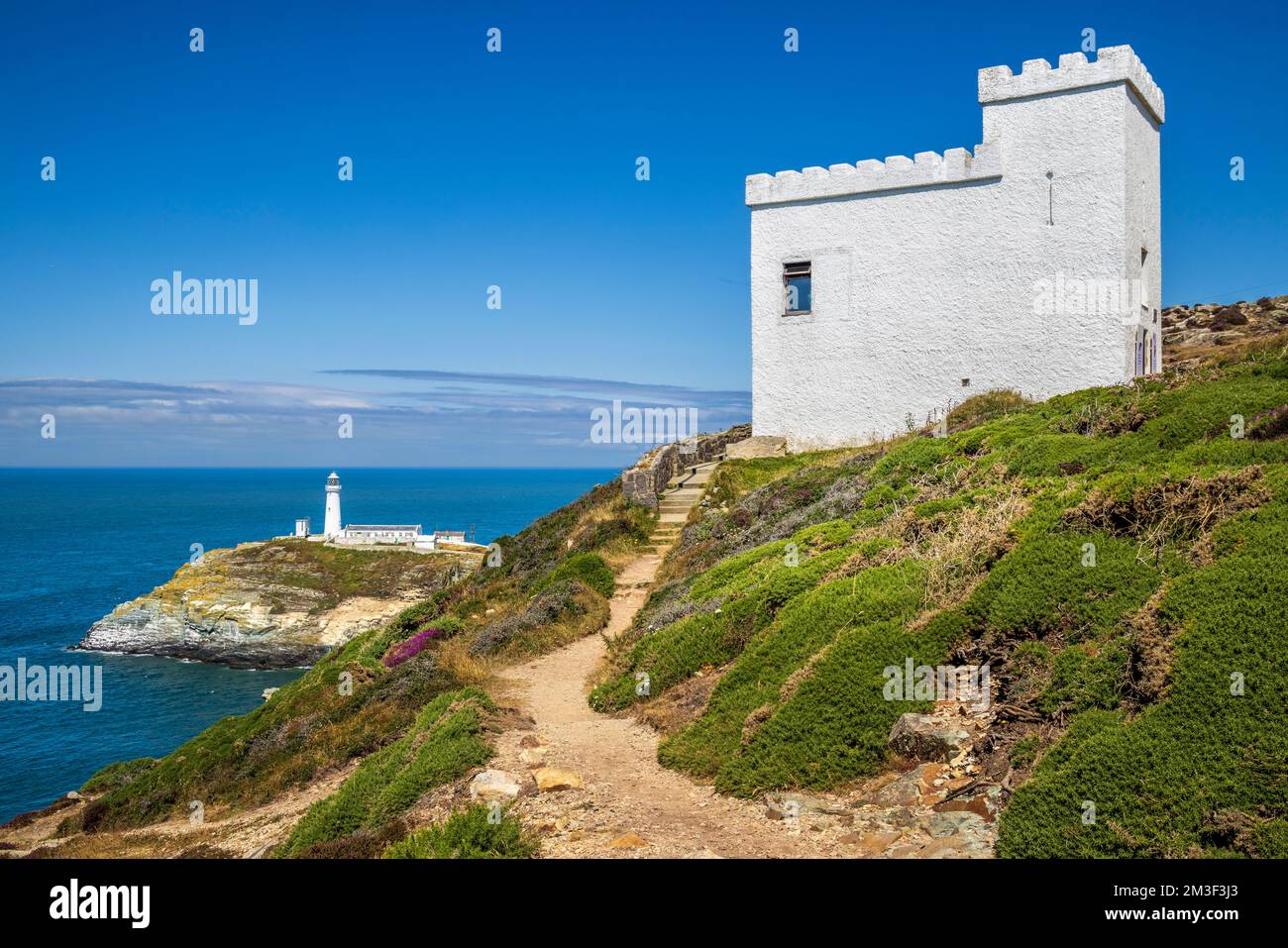 South Stack Lighthouse und Ellin's Tower auf Holyhead Island, Isle of Anglesey, Nordwales Stockfoto