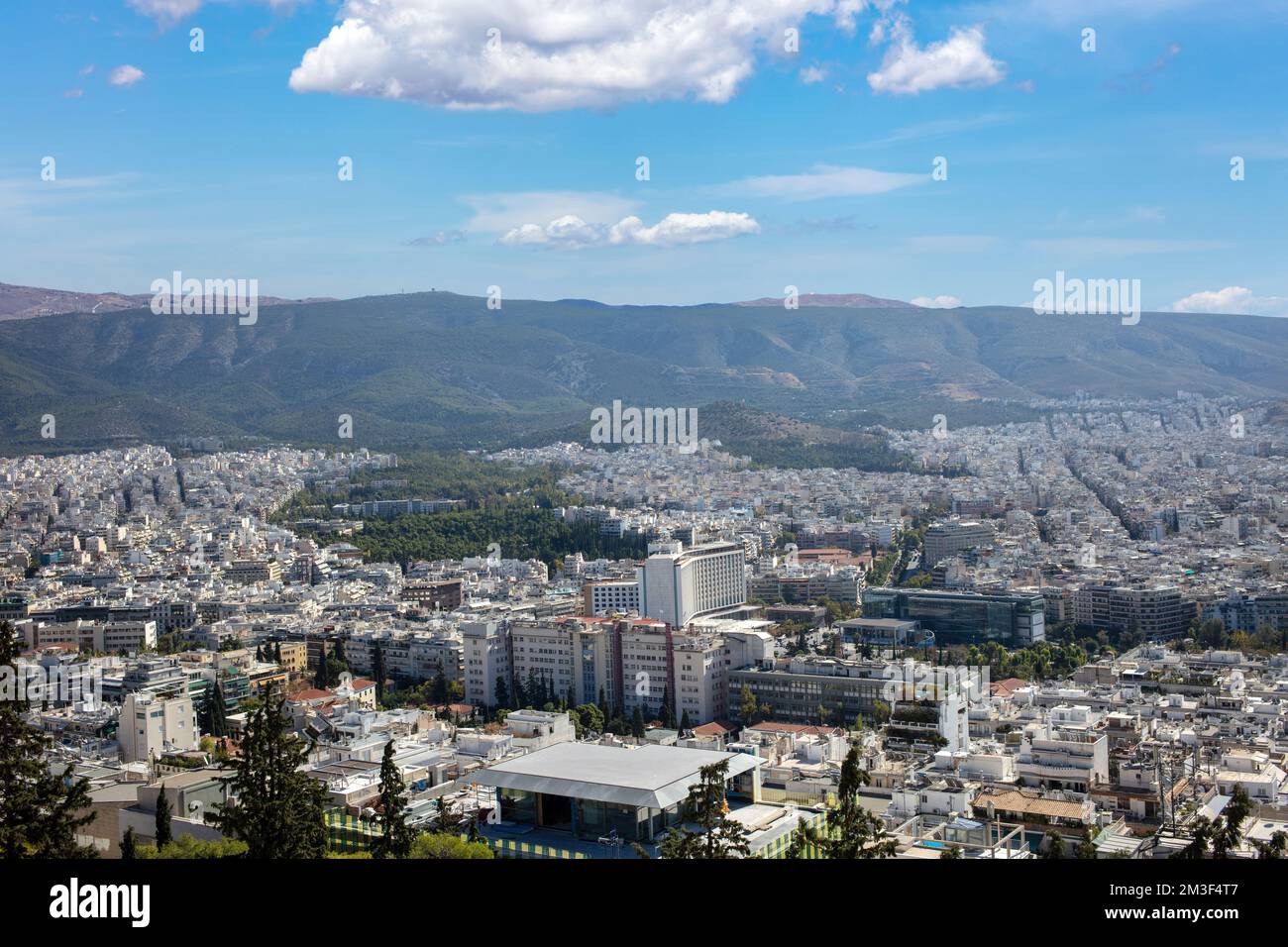 Griechenland. Panoramablick auf die Stadt Athen, Gebäude, Wolkenkratzer, Natur Attika Hauptstadt blauer wolkiger Himmel Hintergrund. Blick vom Lycabettus-Hügel. Stockfoto
