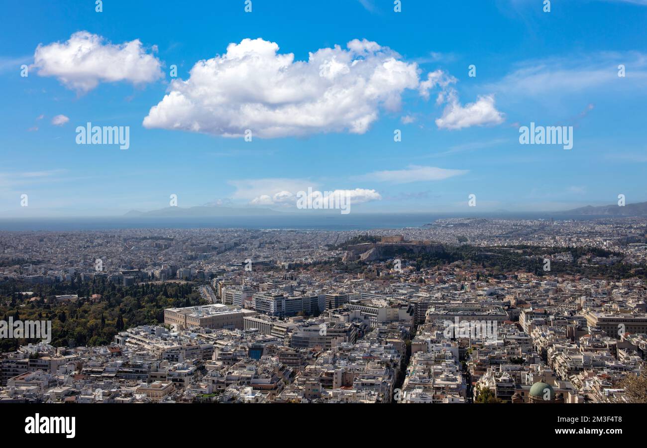 Griechenland. Panoramablick auf Athen, die Hauptstadt Attika und das Mittelmeer am Hafen Piräus mit blauem Wolkenhintergrund. Draufsicht vom Lycabettus hil Stockfoto