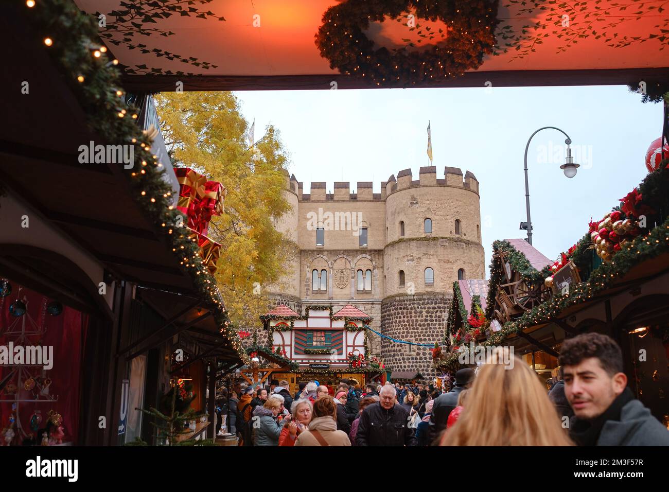 Köln. DEUTSCHLAND. 13. DEZEMBER 2022 Der Weihnachtsmarkt-Geist. Feiertage feiern. Lichter, Karussell, kleine Häuser auf dem Markt im Stadtzentrum mit einer fantastischen Auswahl an Speisen. Stockfoto