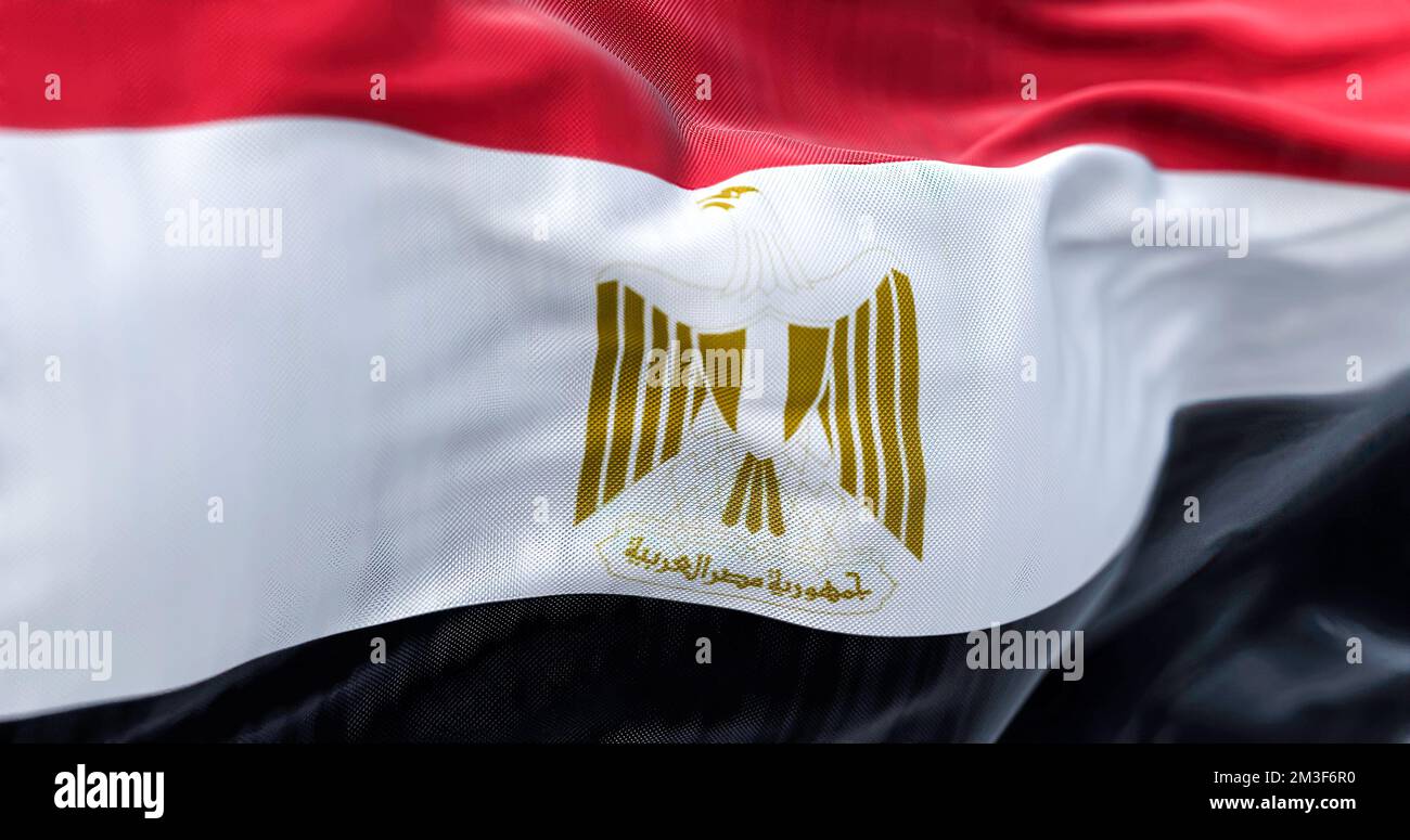 Nahaufnahme der ägyptischen Nationalflagge, die im Wind winkt. Die Arabische Republik Ägypten ist ein Land im Nordosten Afrikas. Strukturierter Stoffhintergrund Stockfoto