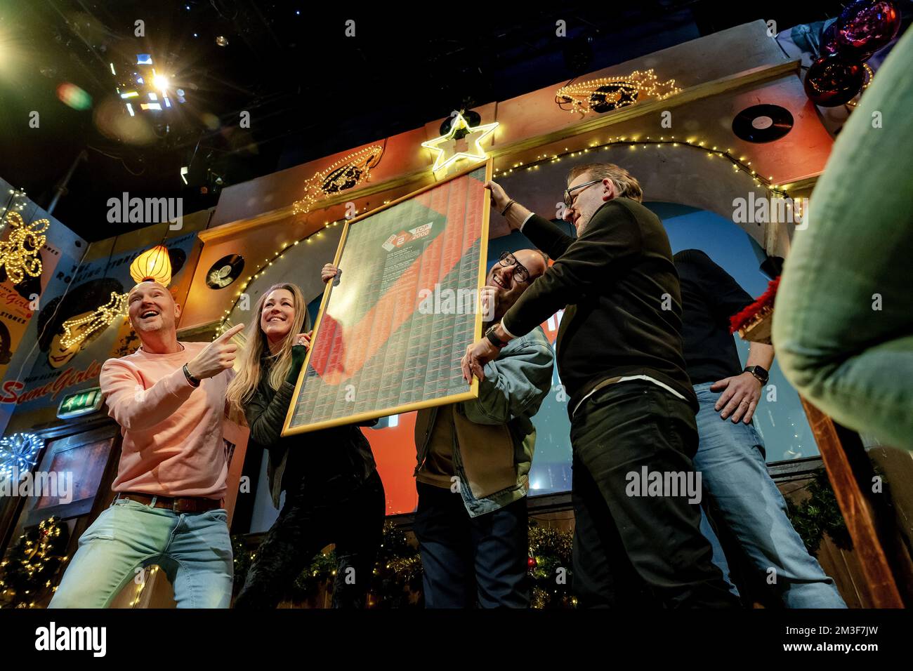 HILVERSUM - Wouter van der goes, Annemieke Schollaardt, Frank van 't Hof und Jeroen van Inkel bei der Bekanntgabe der vollständigen Liste der NPO Radio 2 Top 2000. ANP ROBIN VAN LONKHUIJSEN niederlande raus - belgien raus Stockfoto