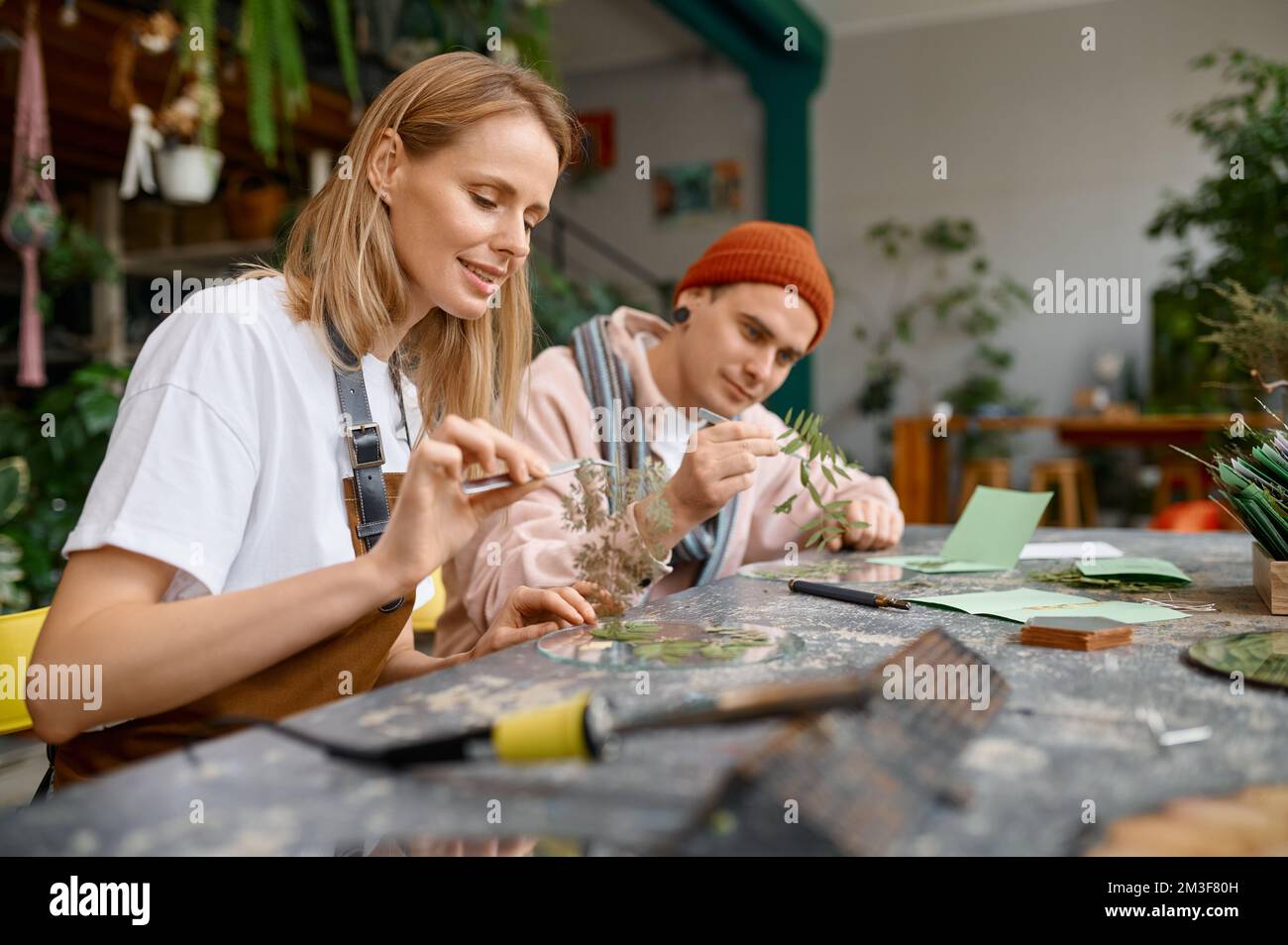 Junge kreative Künstler, die in einem Kunsthandwerksbetrieb studieren Stockfoto