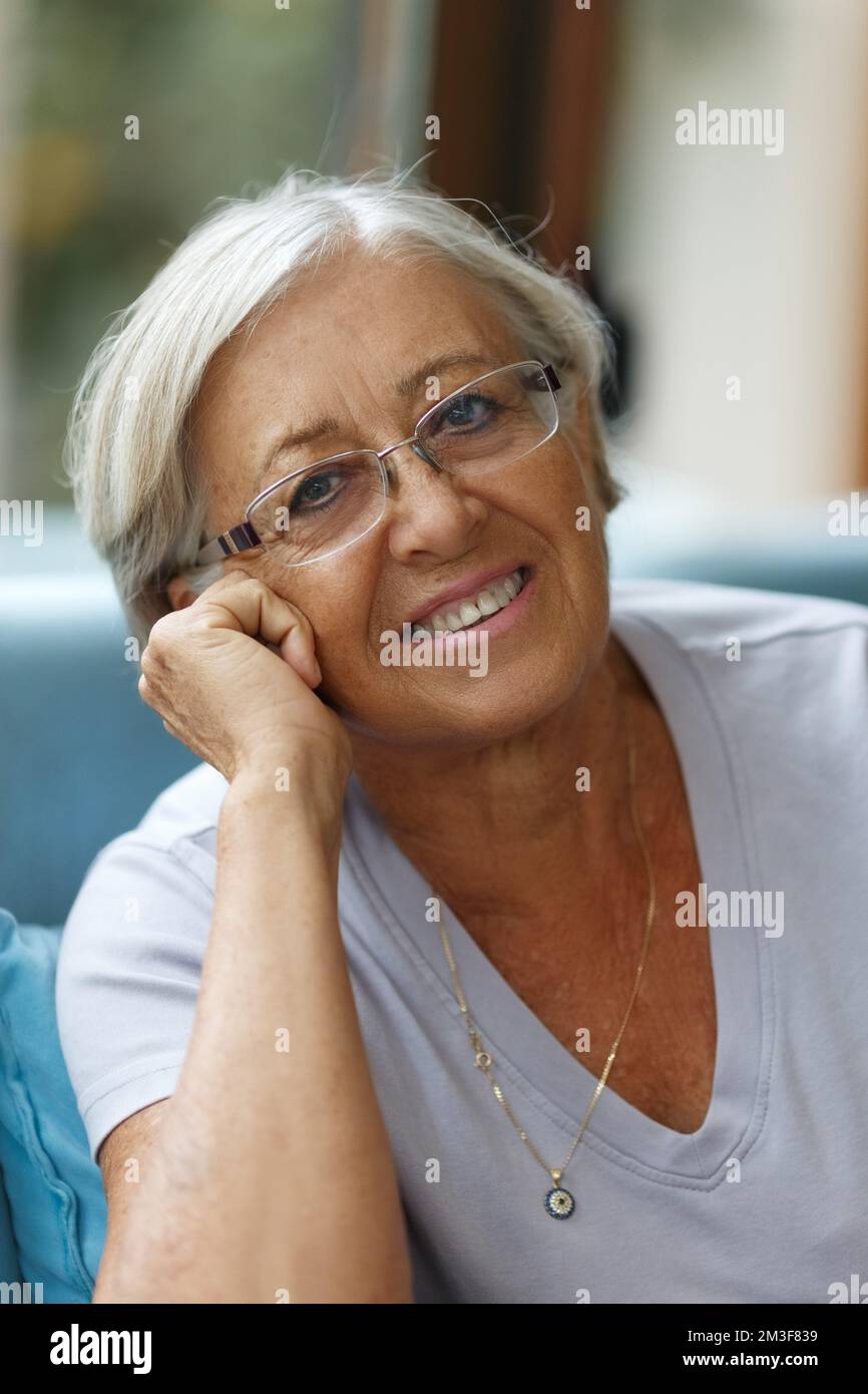 Portrait von Schöne ältere Frau mit weißen Haaren Stockfoto