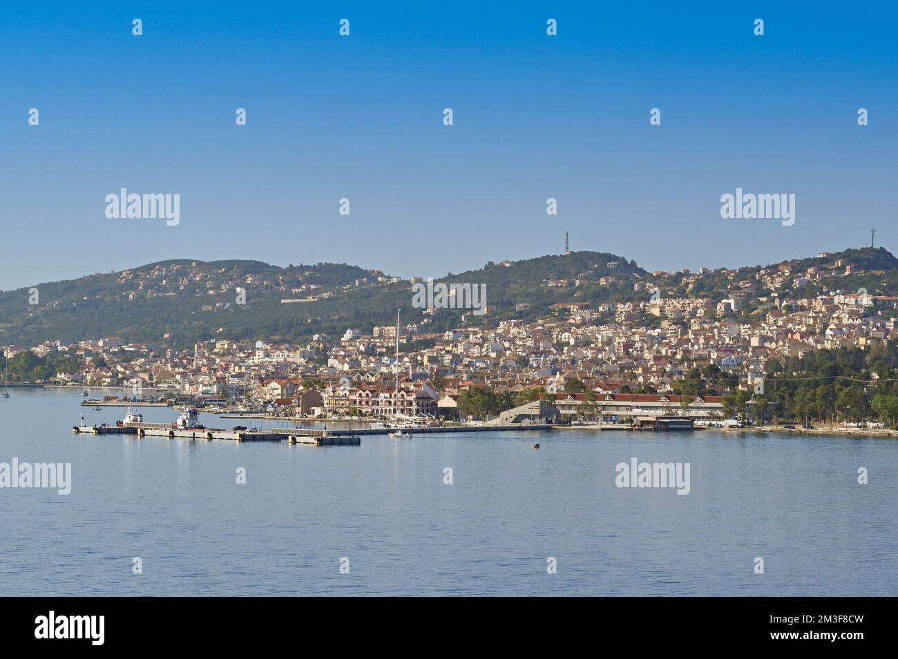 Argostili, Griechenland - 2022. Juni: Malerischer Landschaftsblick auf das Ufer und den Hafen der Stadt Stockfoto