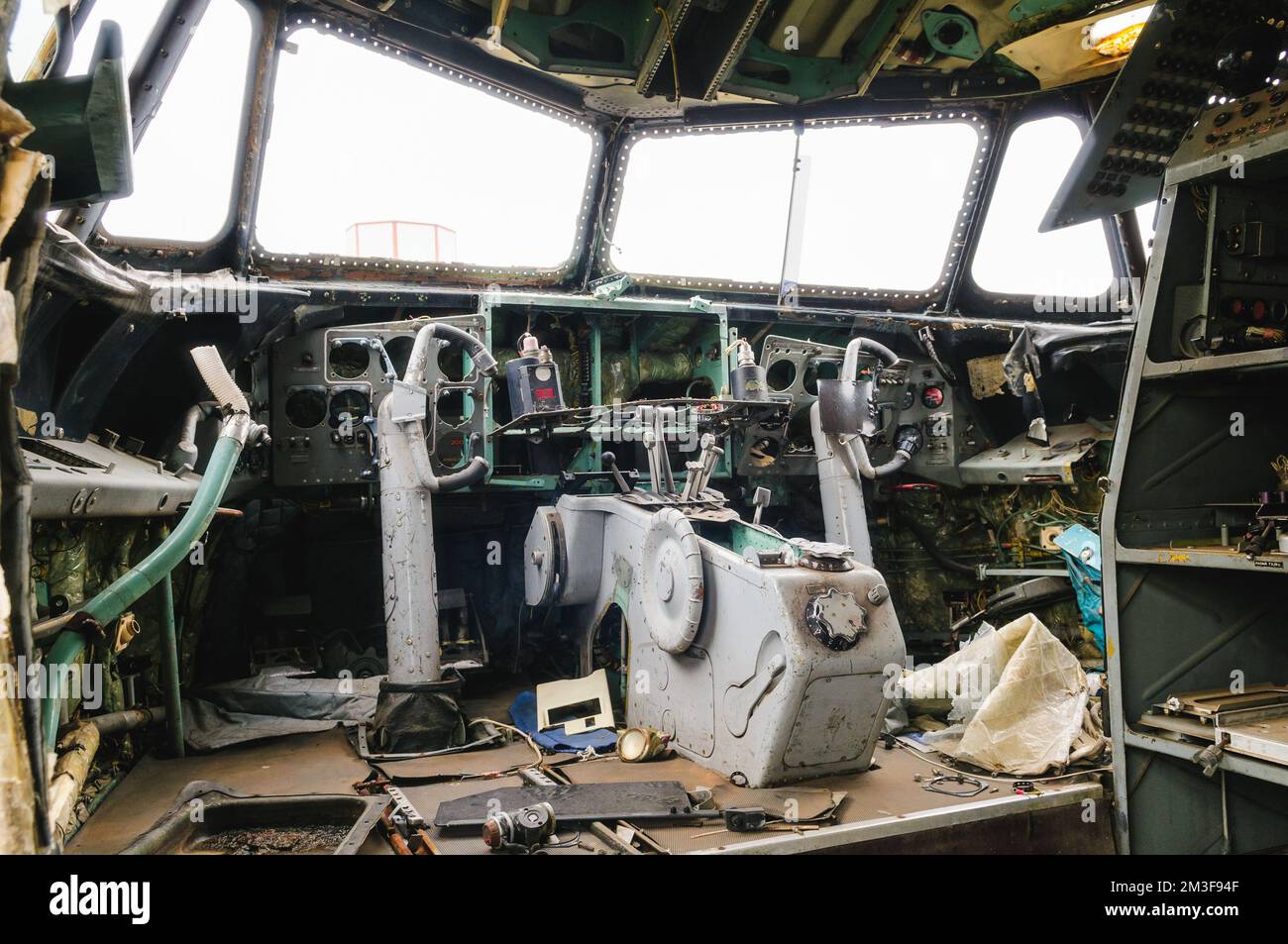 Kabine eines verlassenen Flugzeugs, im Inneren des Schiffes Stockfoto