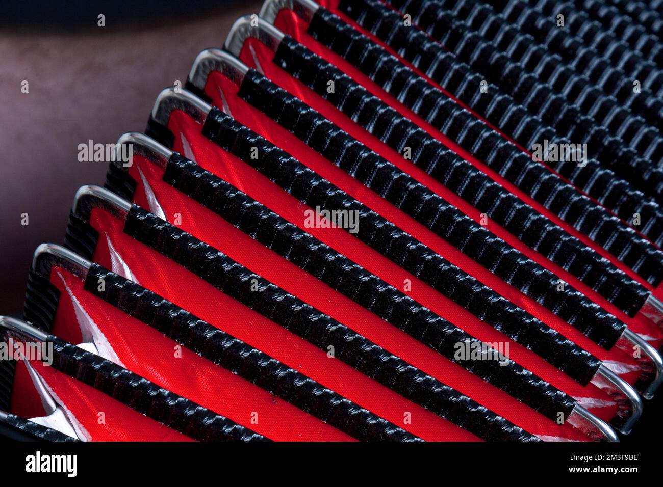 Roter und schwarzer Akkordeonbalg Stockfoto