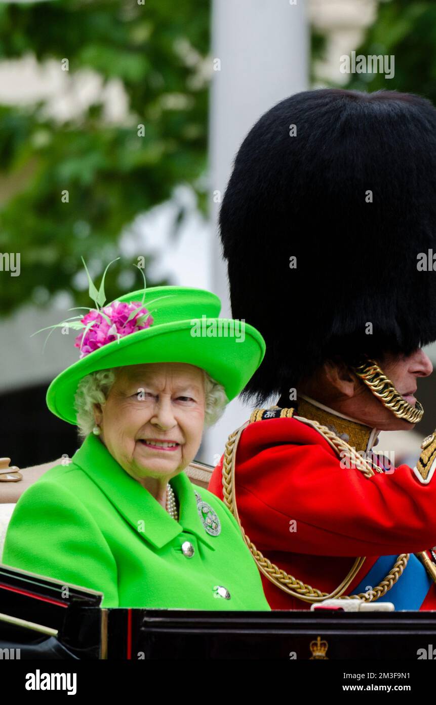 Die Queen, Queen Elizabeth II., in einer Kutsche während Trooping the Colour 2016 in The Mall, London, Großbritannien. Leuchtend grünes Outfit Stockfoto