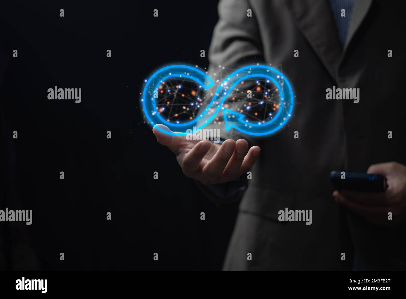 Hand halten Kreislaufwirtschaft futuristisches Symbol.Nachhaltige Strategieentwicklung Marketing Verschmutzung in der modernen Umwelt.Erneuerbare Materialressource Stockfoto