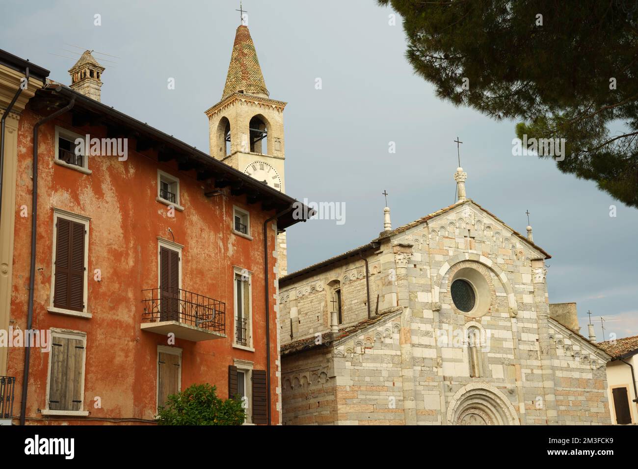 Gardasee in Toscolano Maderno, Provinz Brescia, Lombardei, Italien, an einem Sommerabend Stockfoto