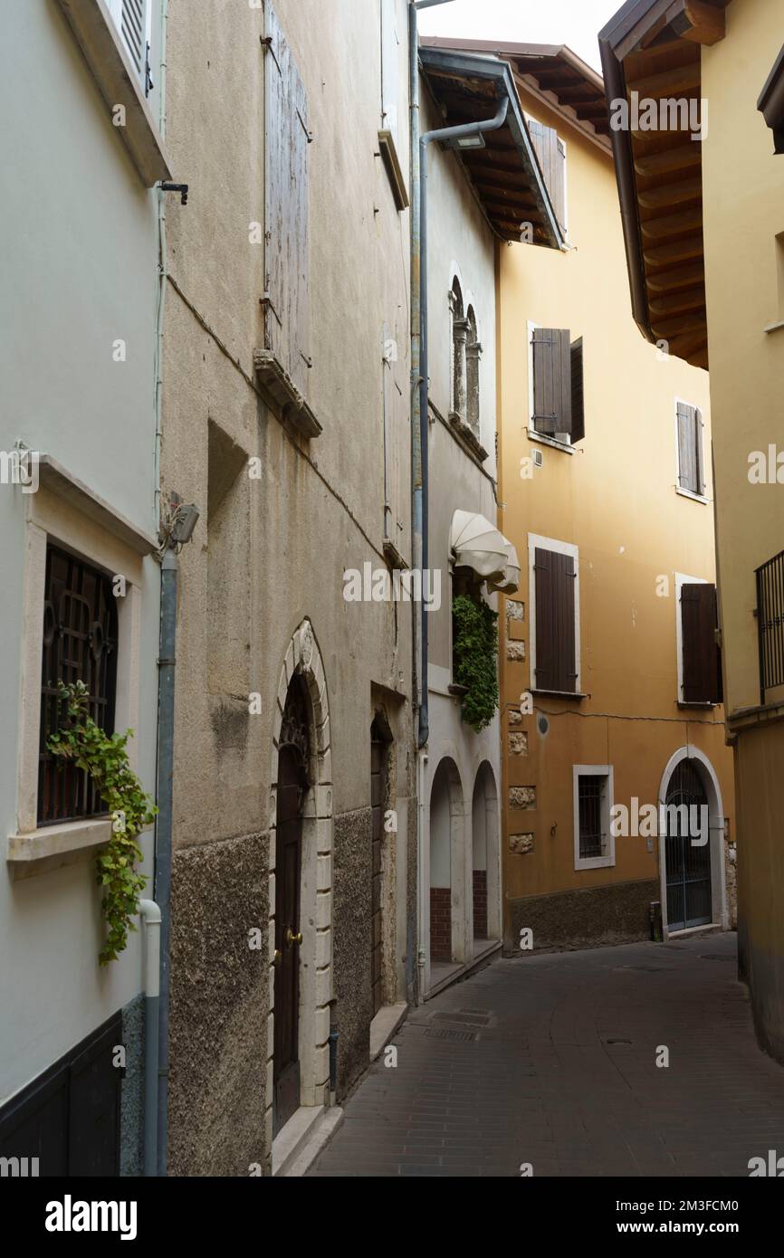 Alte Straße in Toscolano Maderno, in der Provinz Brescia, Lombardei, Italien, am Gardasee Stockfoto