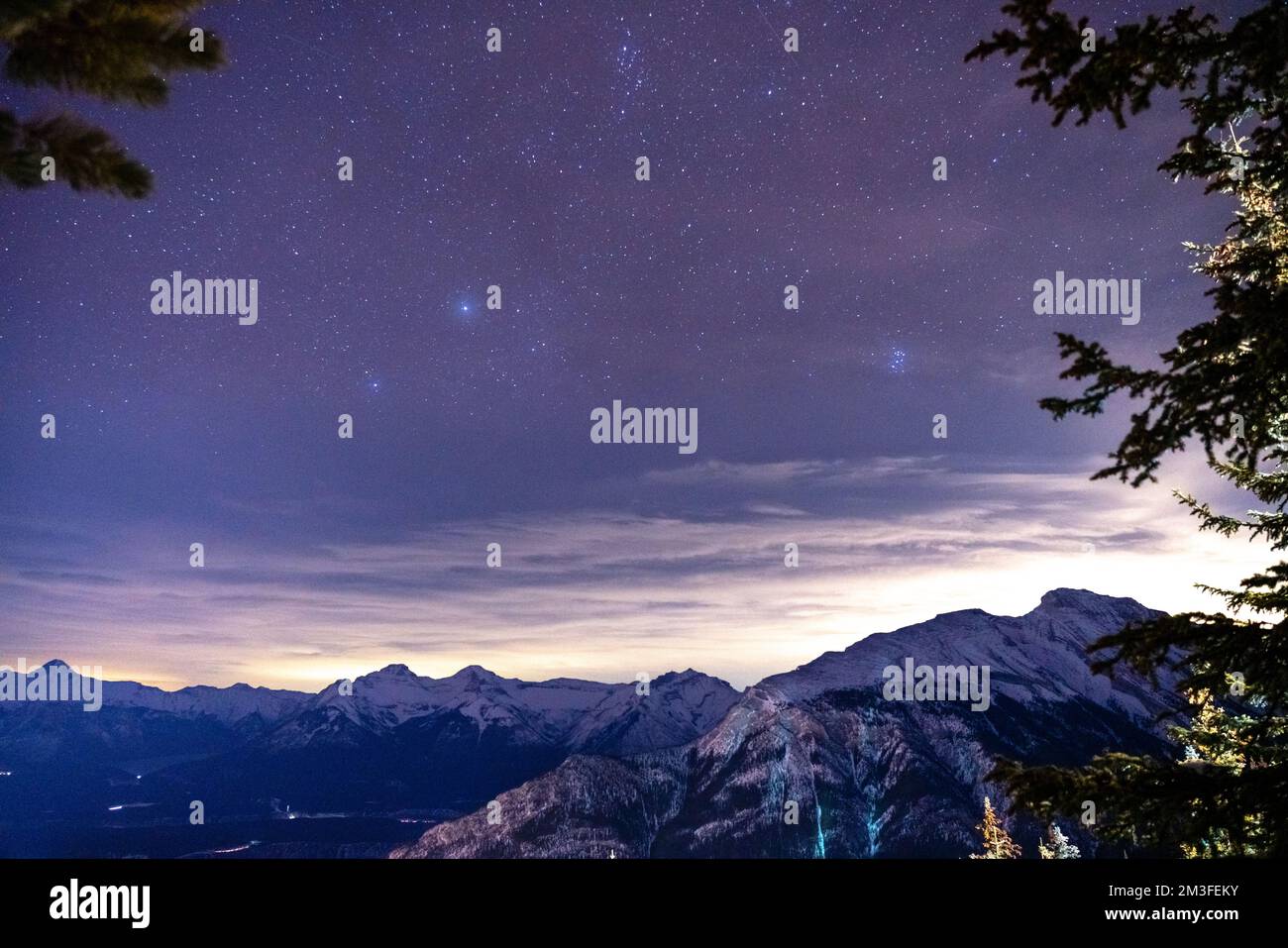 Mount Rundle bei Nacht Stockfoto