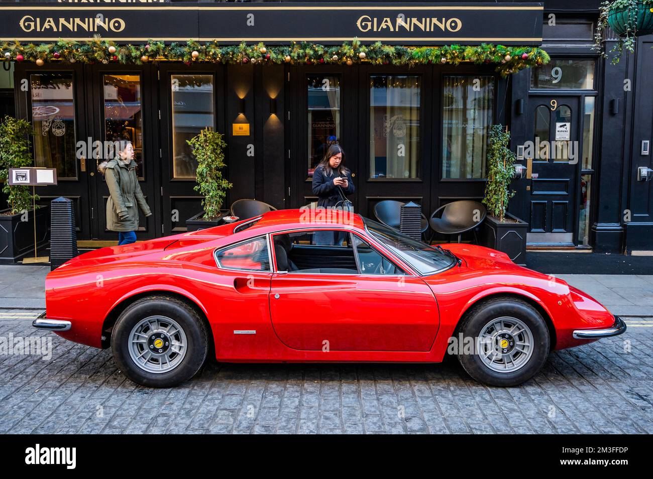 London, Großbritannien. 15.. Dezember 2022. 1971 Ferrari Dino 246 GT Coupé, Est £250.000 - £300.000 - eine Vorschau auf den Verkauf von Street Collector Cars in der Bonhams New Bond Street. Das Sal findet am 16. Dezember 2022 statt. Kredit: Guy Bell/Alamy Live News Stockfoto