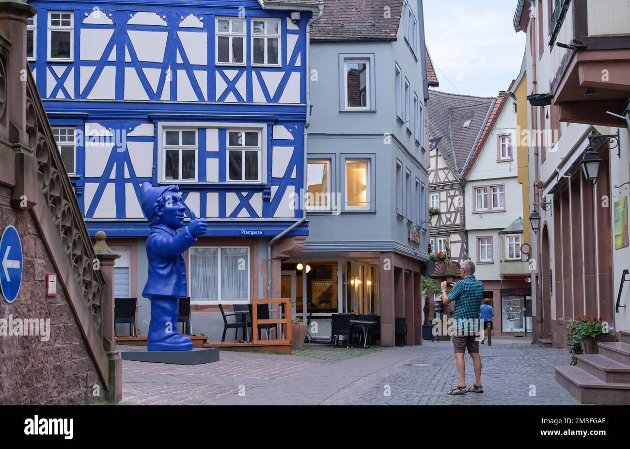 Skulptur Wertheim Optimist von Ottmar Hörl, Blaues Haus, Rathausgasse, Altstadt, Wertheim, Baden-Württemberg, Deutschland Stockfoto