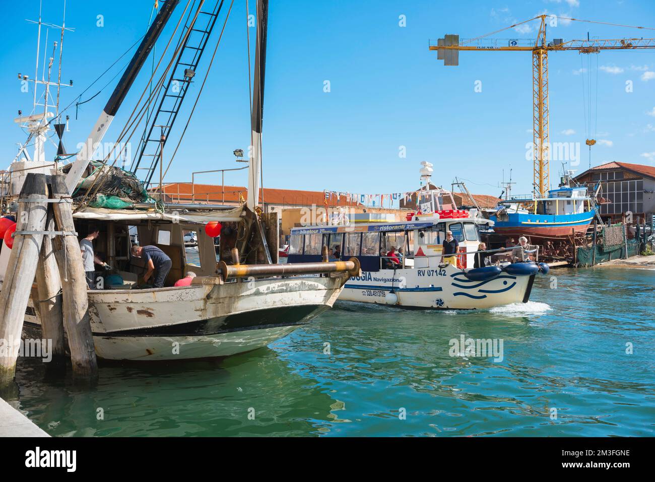 Italien Fischereihafen, Blick im Sommer auf Fischerboote im Hafen von Chioggia, Comune of Venedig, Veneto, Italien Stockfoto