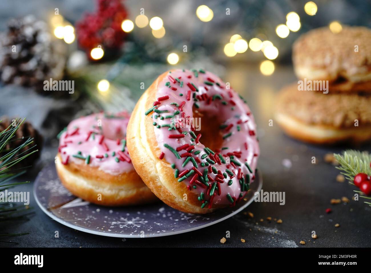 Erdbeeren-Donuts auf Feiertagshintergrund, selektiver Fokus Stockfoto