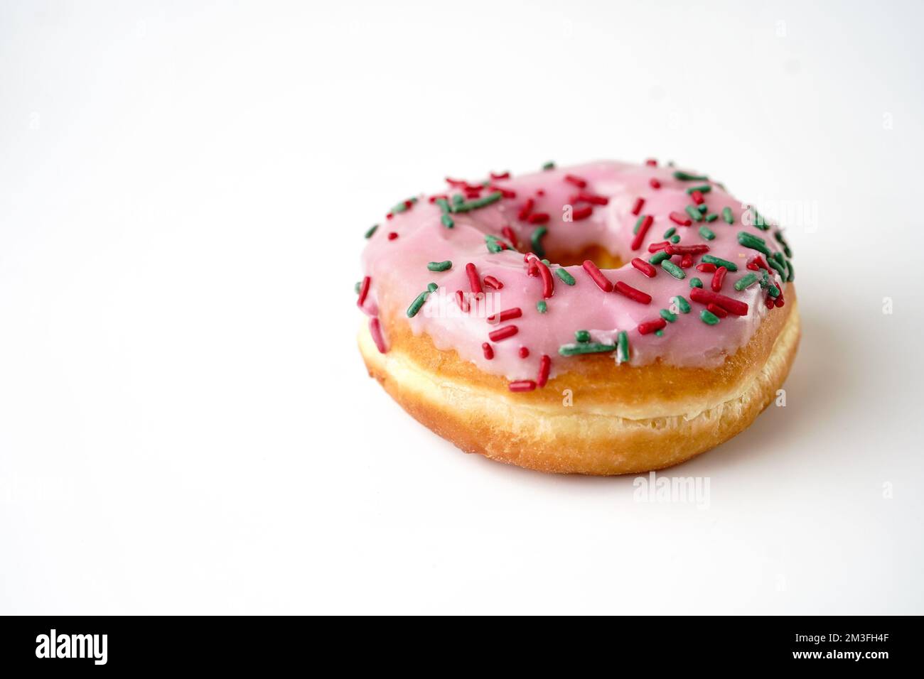 Pinke Erdbeerdonuts isoliert auf weißem Hintergrund Stockfoto